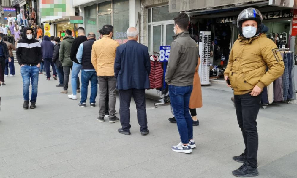 Τουρκία: Ξέχασαν και κορονοϊό και αποστάσεις λόγω του φθηνού μπακλαβά